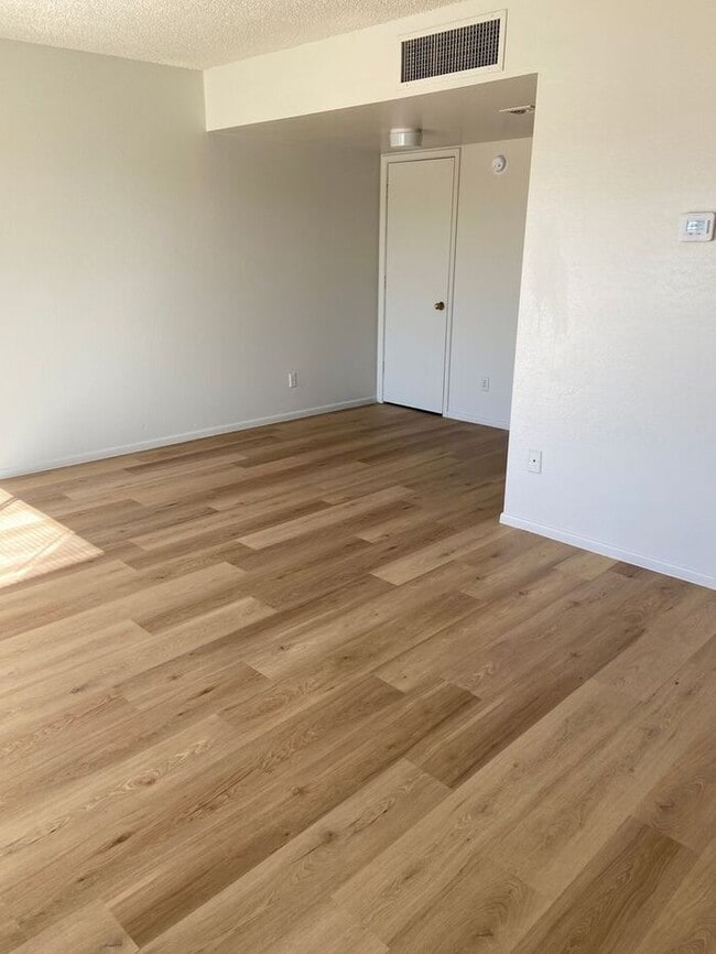 Building Photo - Bright 1 bed with front patio