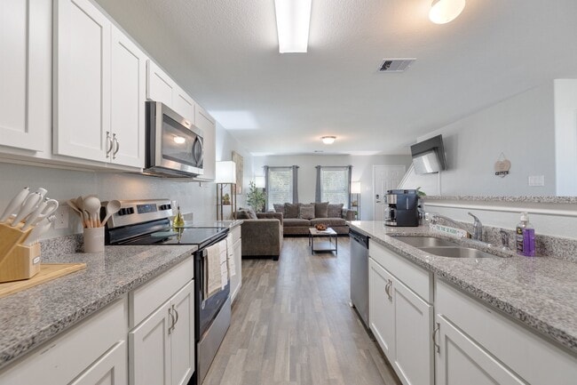 Building Photo - 196 Goldenrod