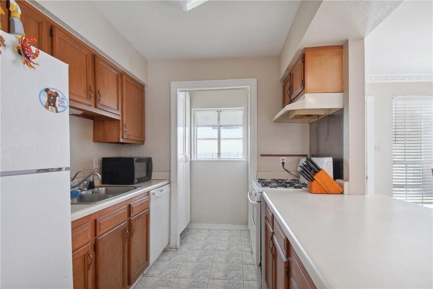 Building Photo - 241 River Village Dr