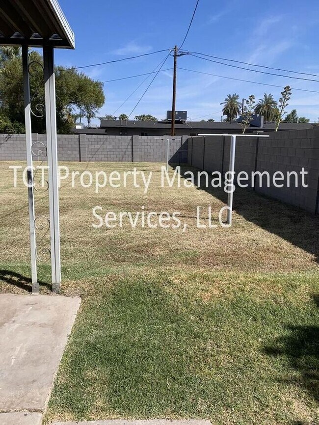 Building Photo - Cozy 3 Bedroom Home in the Biltmore Area!