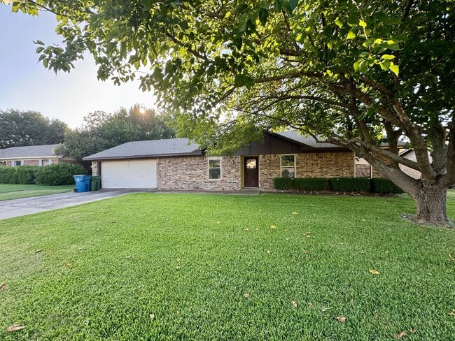 Building Photo - Updated Single Family Home | Midway ISD