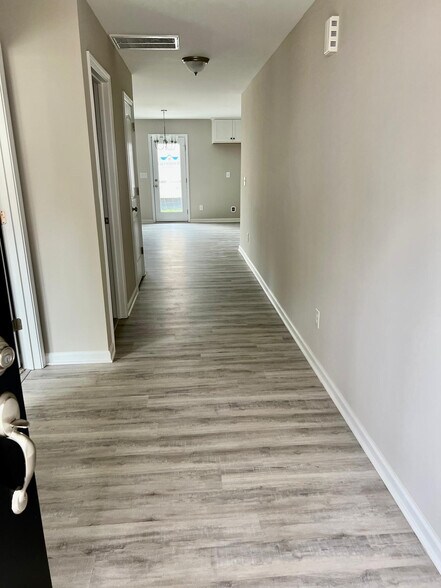 Building Photo - Room in House on Slippery Elm Dr