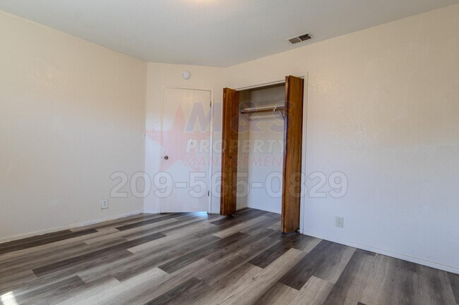Building Photo - 302 Lovell Way