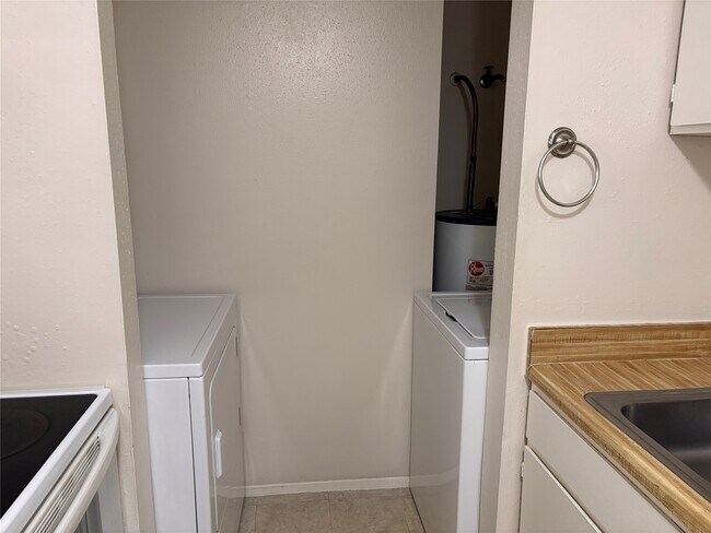 Building Photo - 1007 Stoneleigh Ct