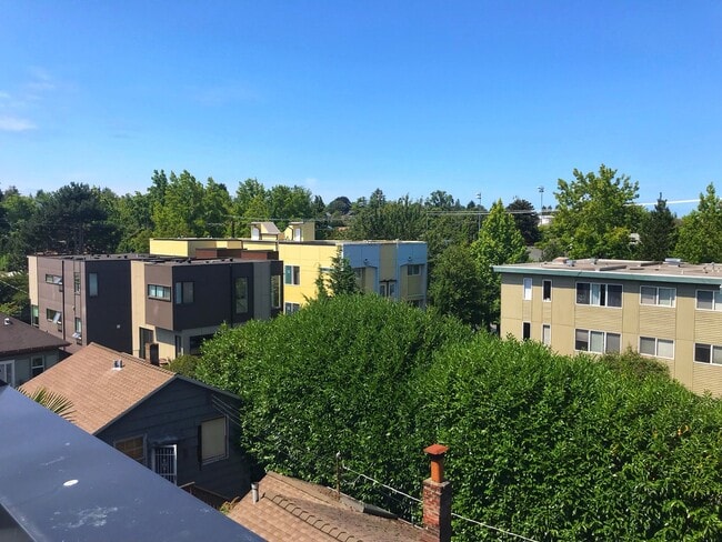 Building Photo - Gorgeous, Airy Townhome on Treelined Stree...