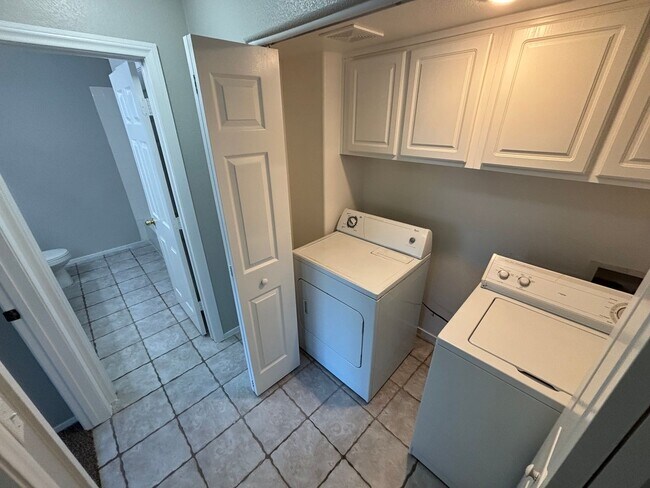 Building Photo - Spacious 3Bed/3Bath Two Story Home Located...