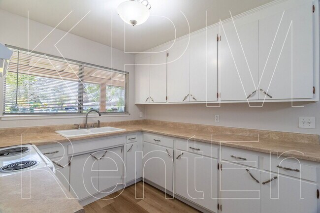Building Photo - 443 E Robinhood Dr
