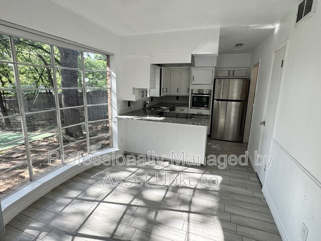 Building Photo - 2708 Hilldale Blvd