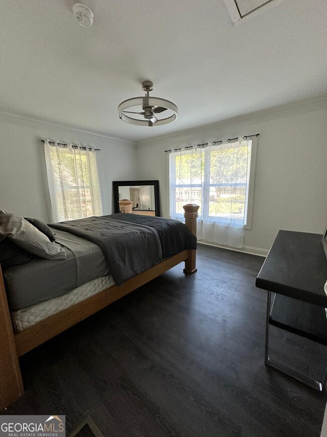 Building Photo - 1914 Montrose Dr