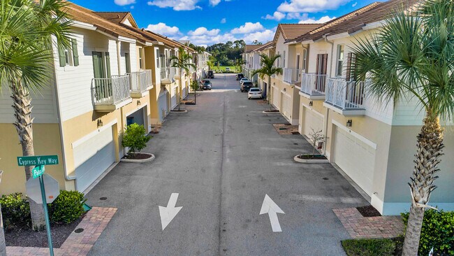 Building Photo - 94 Palm Ln