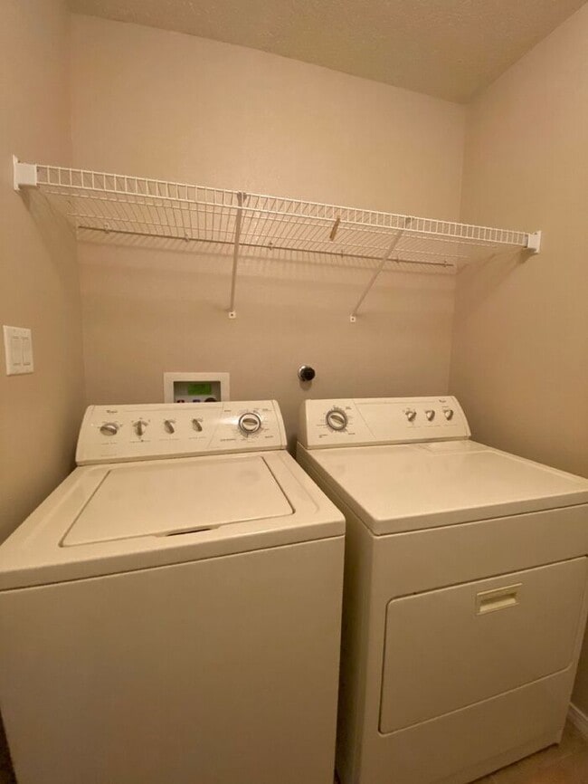 Building Photo - LOTS OF SPACE - LARGE 3 BR PLUS LOFT!