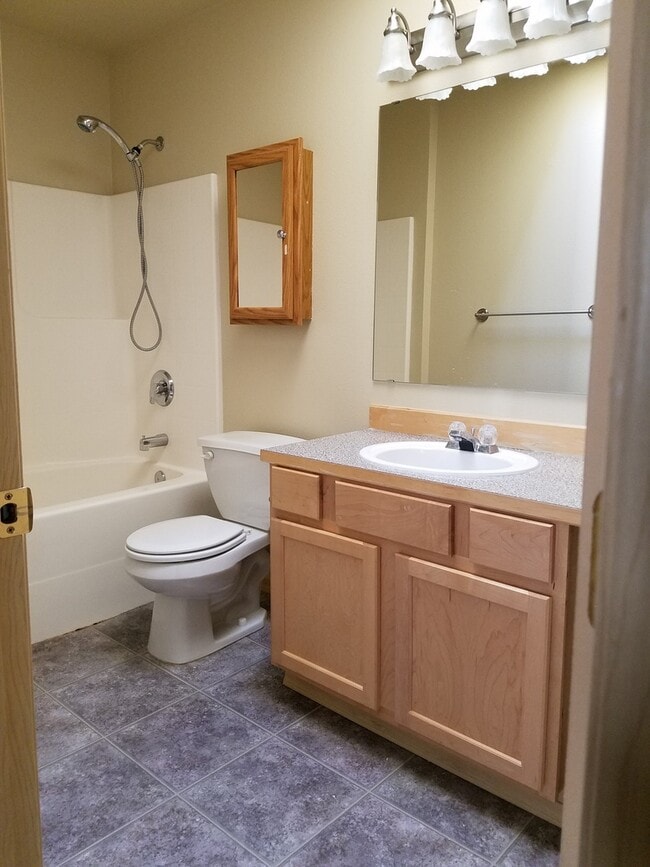 Building Photo - 4 Bedroom 2.5 Bath plus Bonus Room in East...