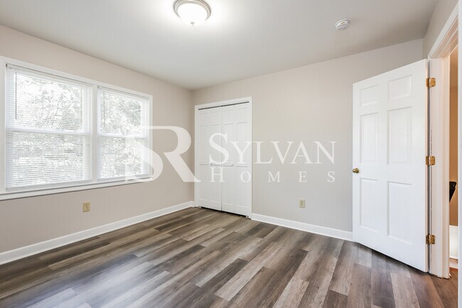 Building Photo - Gorgeous 4 bedroom, 3BA home available now!