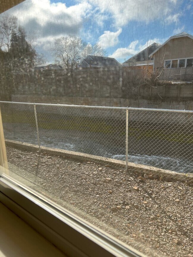 Building Photo - lev107