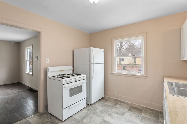 Building Photo - VOUCHERS ACCEPTED at this 3 bedroom, 1 bath renovated home.