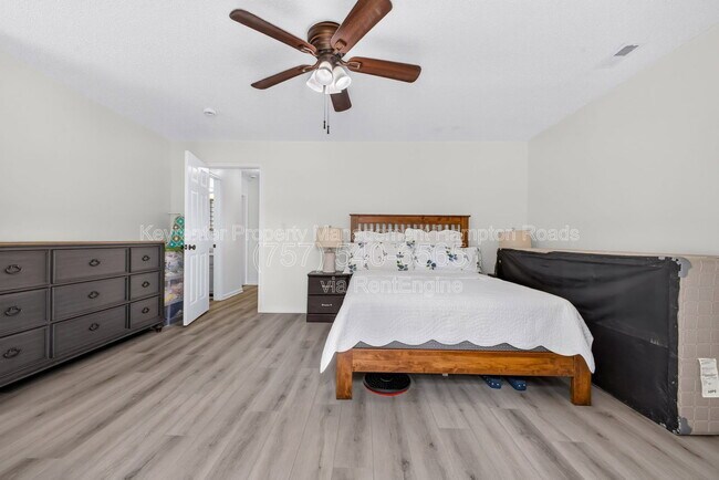 Building Photo - 1700 Star Lake Dr