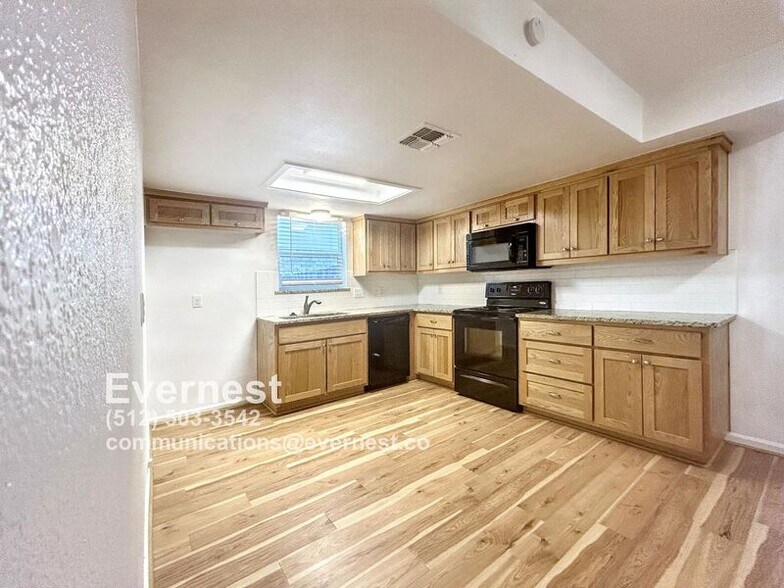 Building Photo - 707 Valley View Dr