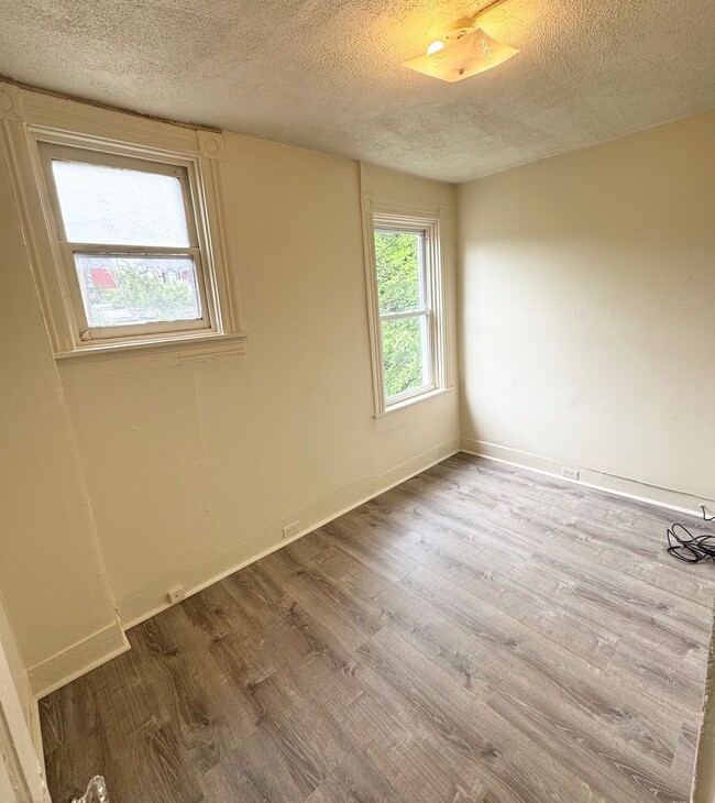 Building Photo - 3 Bedroom Townhome