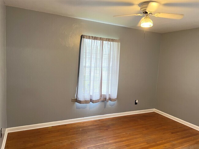 Building Photo - 411 Elaine St