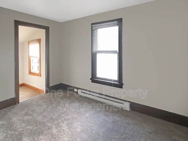Building Photo - 930 Vine Ave