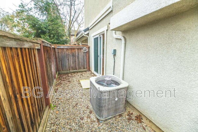 Building Photo - 128 Kingfisher St