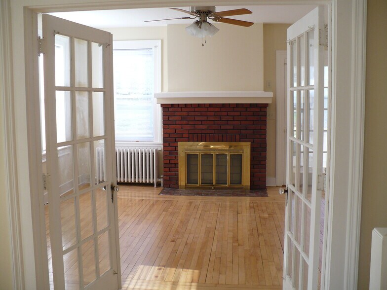 16x16 bedroom - 343 Watervliet Shaker Rd