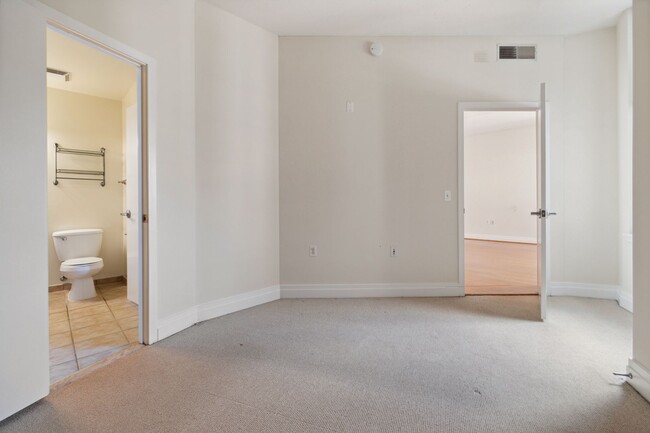 Building Photo - Available Now! // 1 Bedroom 1 Bathroom // ...