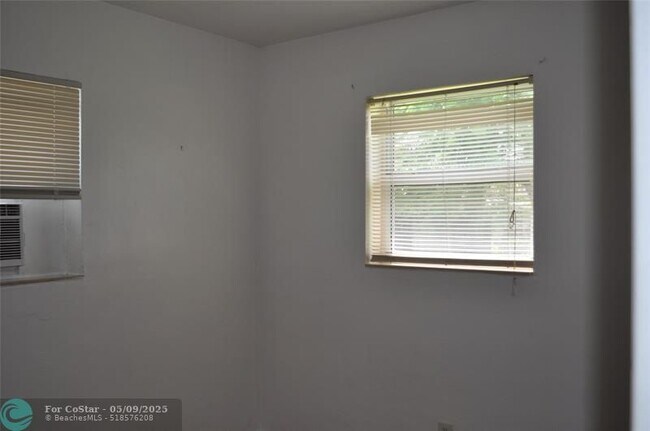 Building Photo - 6532 SW 26th St
