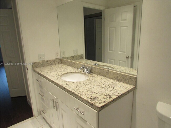 Building Photo - 200 Lakeview Dr