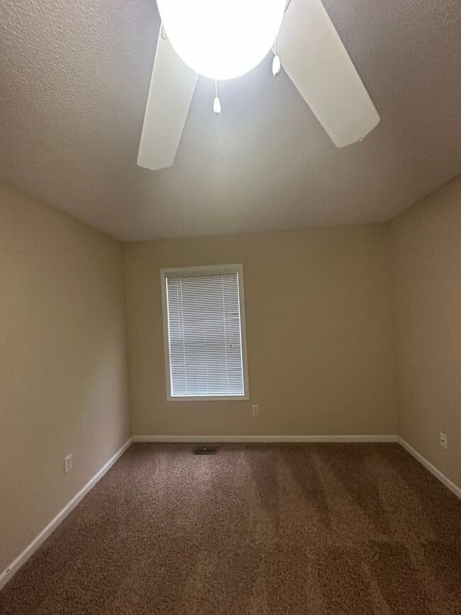 Building Photo - Dunwoody Subdivision - End Unit!  EXTRA PARKING!