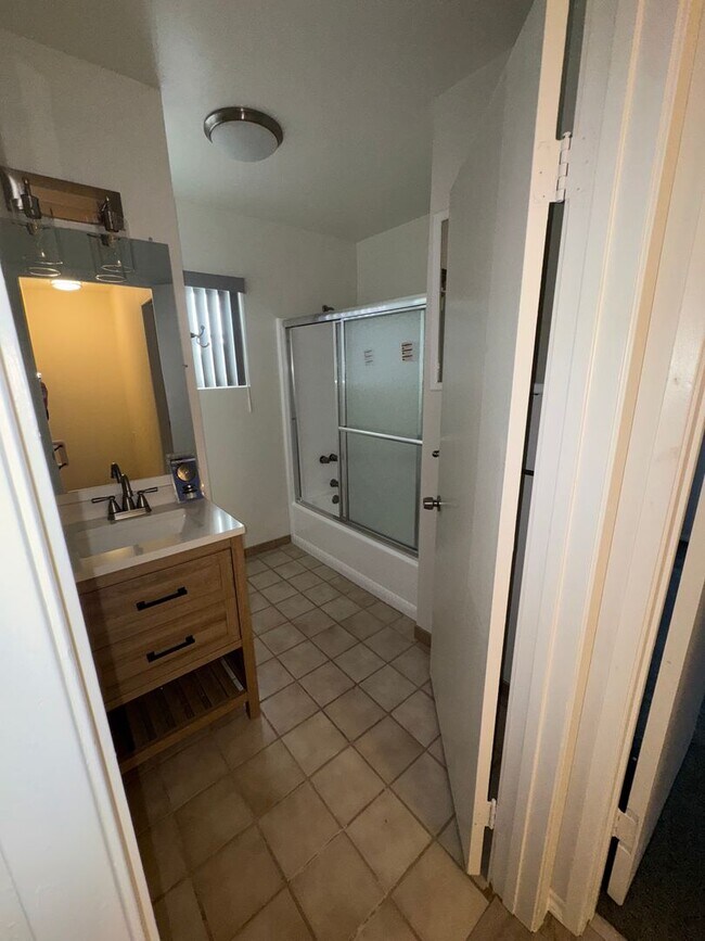 Building Photo - 5 Bedroom, 3.5 Bath, Beautiful 1,856 SQ FT...