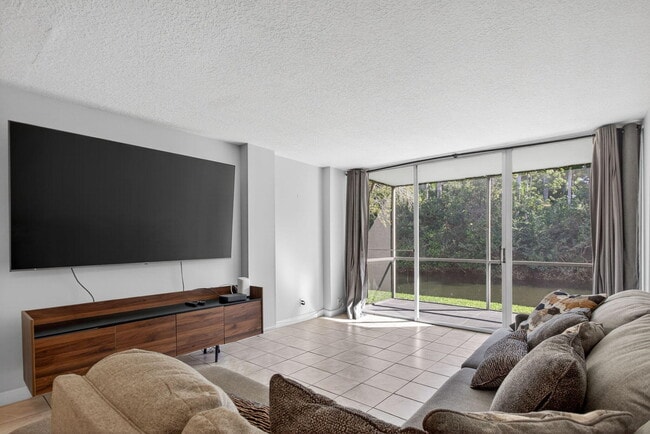 Building Photo - 107 Royal Pk Dr