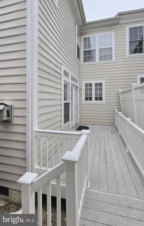 Building Photo - 422 Sheila St