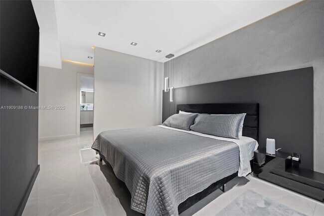 Building Photo - 1101 N 14th Ave