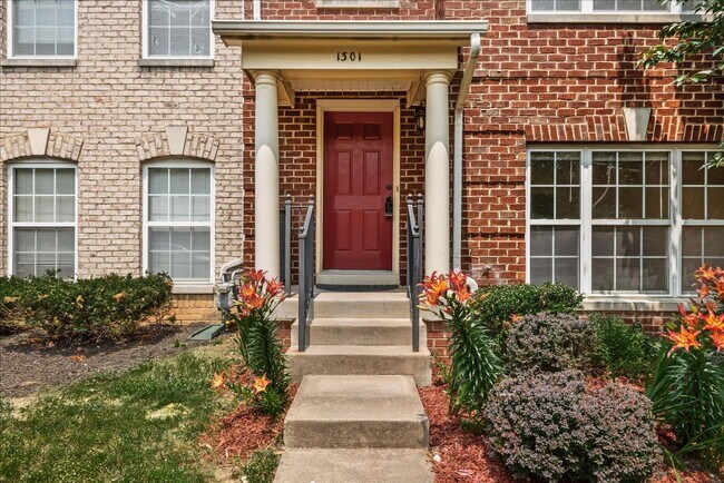 Building Photo - Modern Comfort Meets Convenience, Close to...