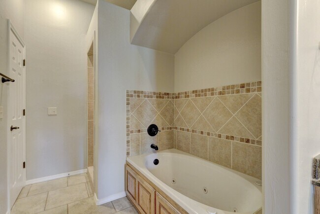 Building Photo - 2816 Coventry Manor Dr