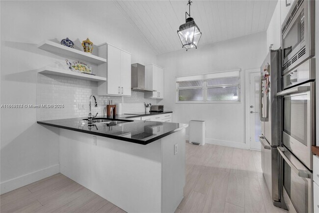 Building Photo - 1100 El Rado St