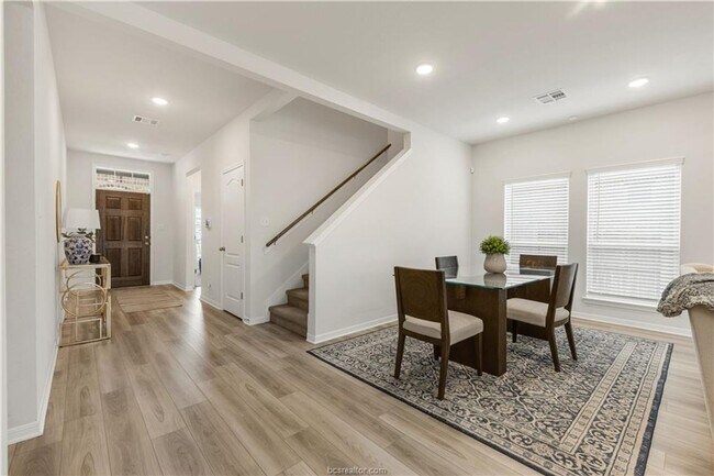 Building Photo - Gorgeous 2-Story on Quiet Cul de Sac