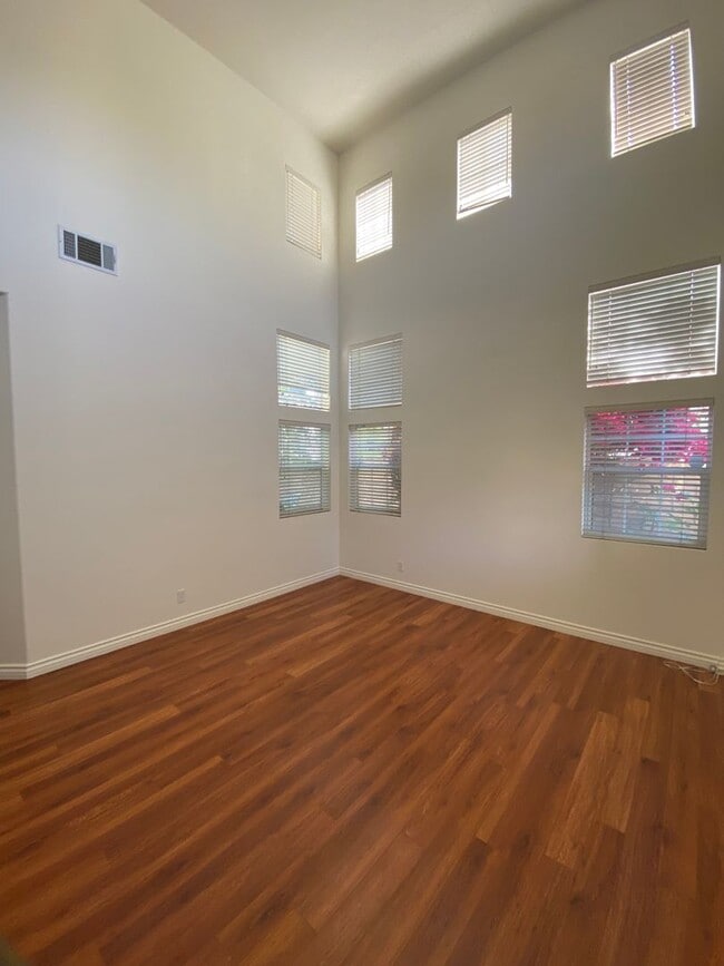 Building Photo - 2 Story 4 bed, 2 1/2 bath home in Simi Valley!