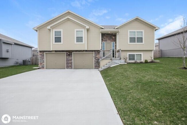 Primary Photo - 419 Sunflower Dr, Raymore, MO 64083