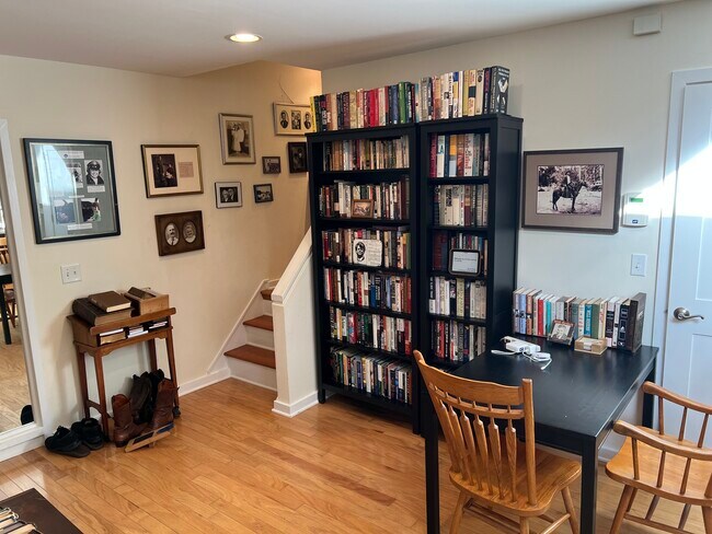 Building Photo - 301 Post Rd E