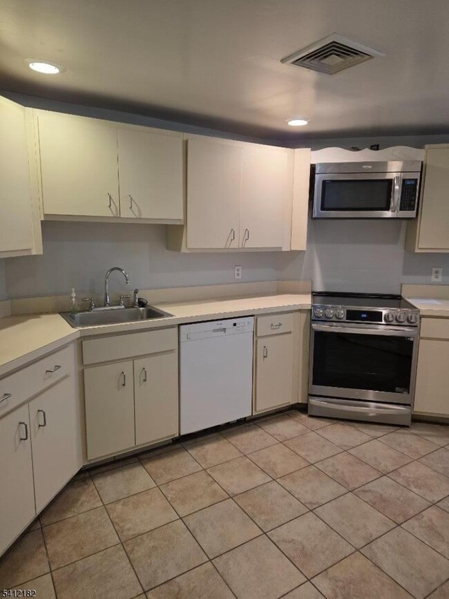 Building Photo - 81 Western Ave