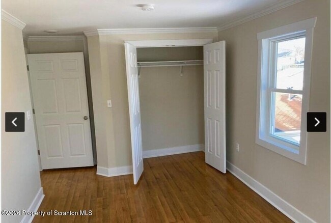 Building Photo - 402 S Valley Ave