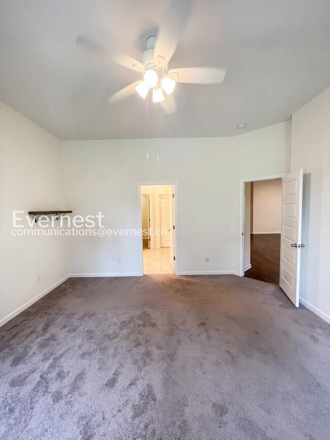 Building Photo - 3 Bed/3 Bath Townhome with Garage / Available Now!