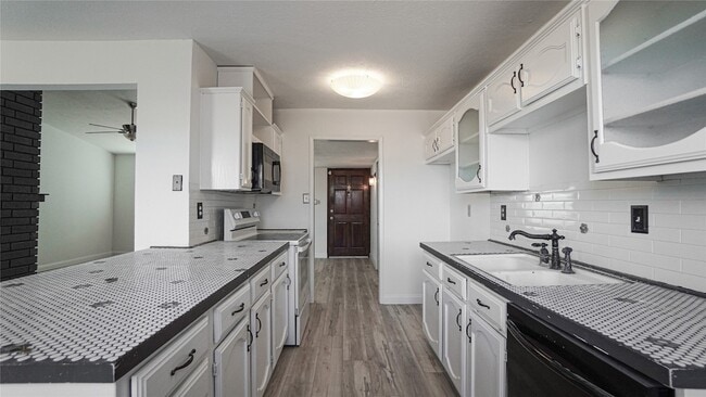 Building Photo - 2115 Chatsworth Rd