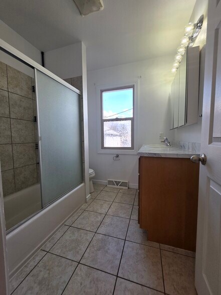 Building Photo - 909 8th St