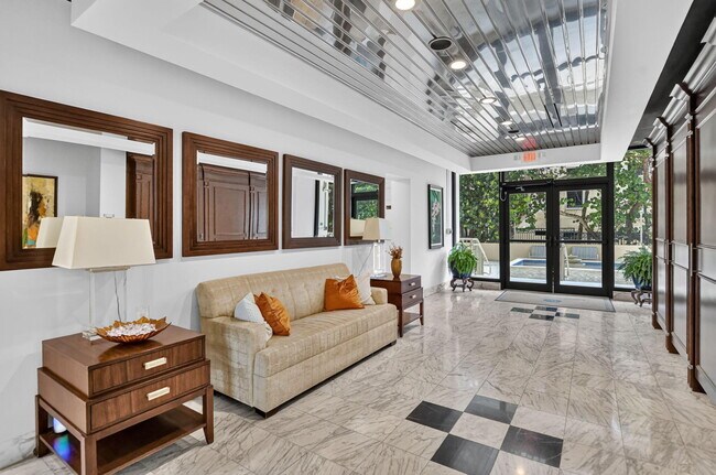 Building Photo - 1021 Hillsboro Mile