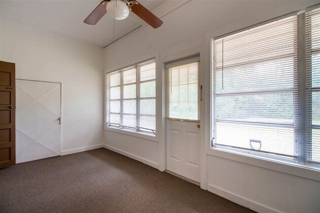 Building Photo - 710 Glenview Dr