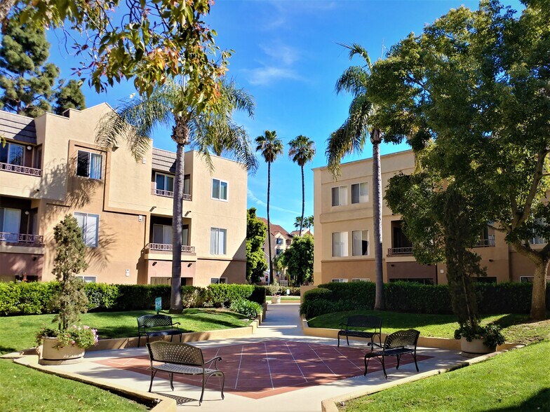 Building Photo - 3520 Lebon Dr