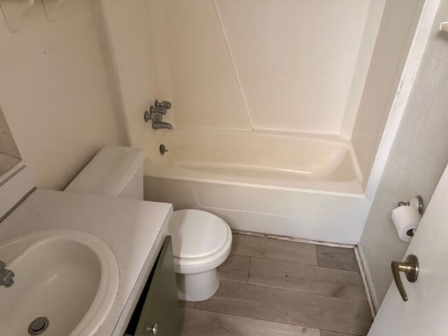 Building Photo - 1 Bedroom/1 Bathroom 2nd Floor Condo at Sandlewood Villas AVAILABLE MAY 1st!